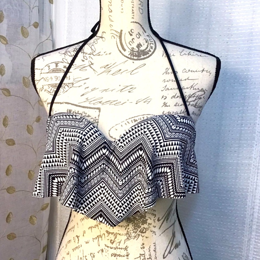 SO Black and White Ruffle Push Up underwire Bikini Top